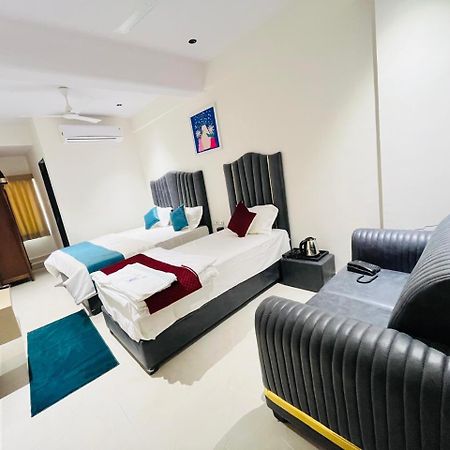 Hotel Royal Sky Morbi Extérieur photo