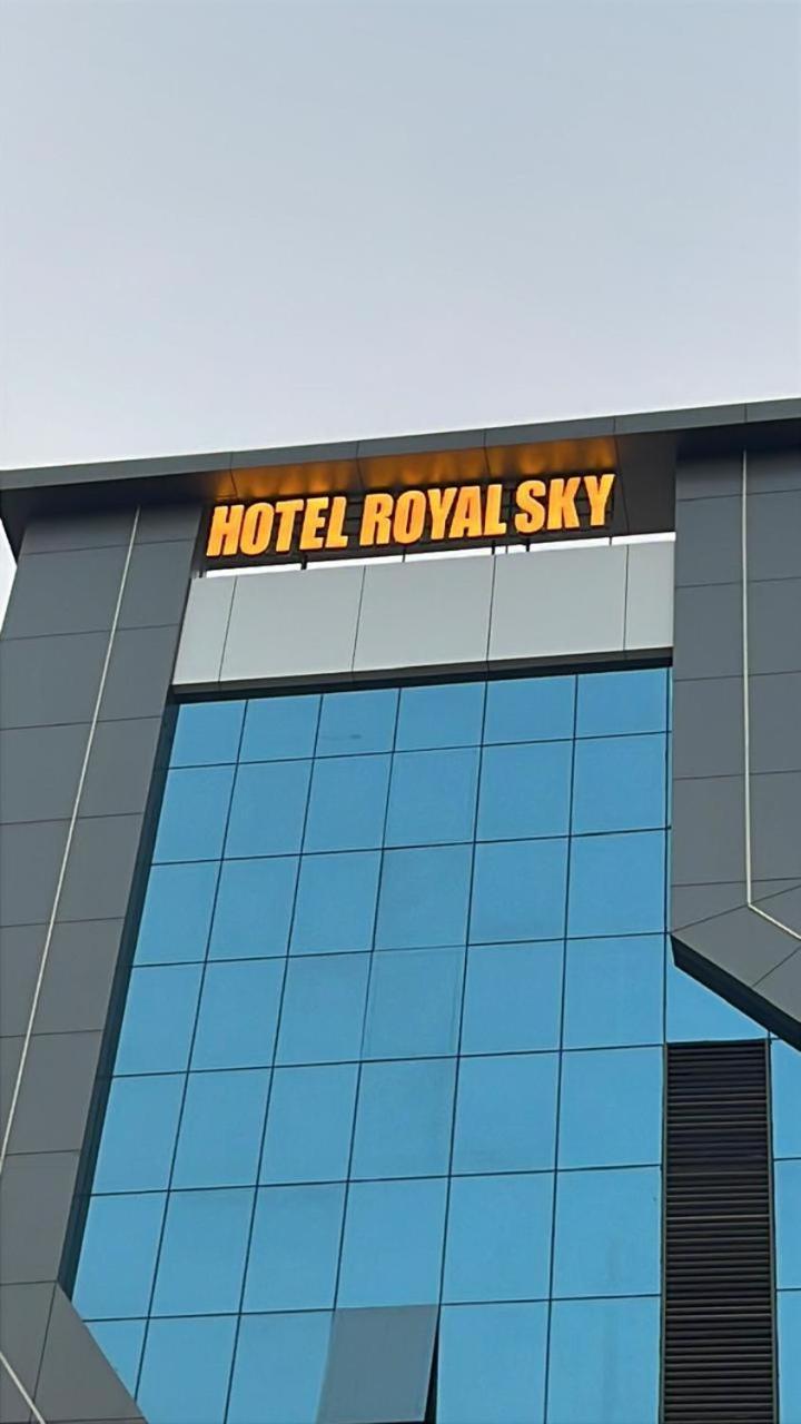 Hotel Royal Sky Morbi Extérieur photo