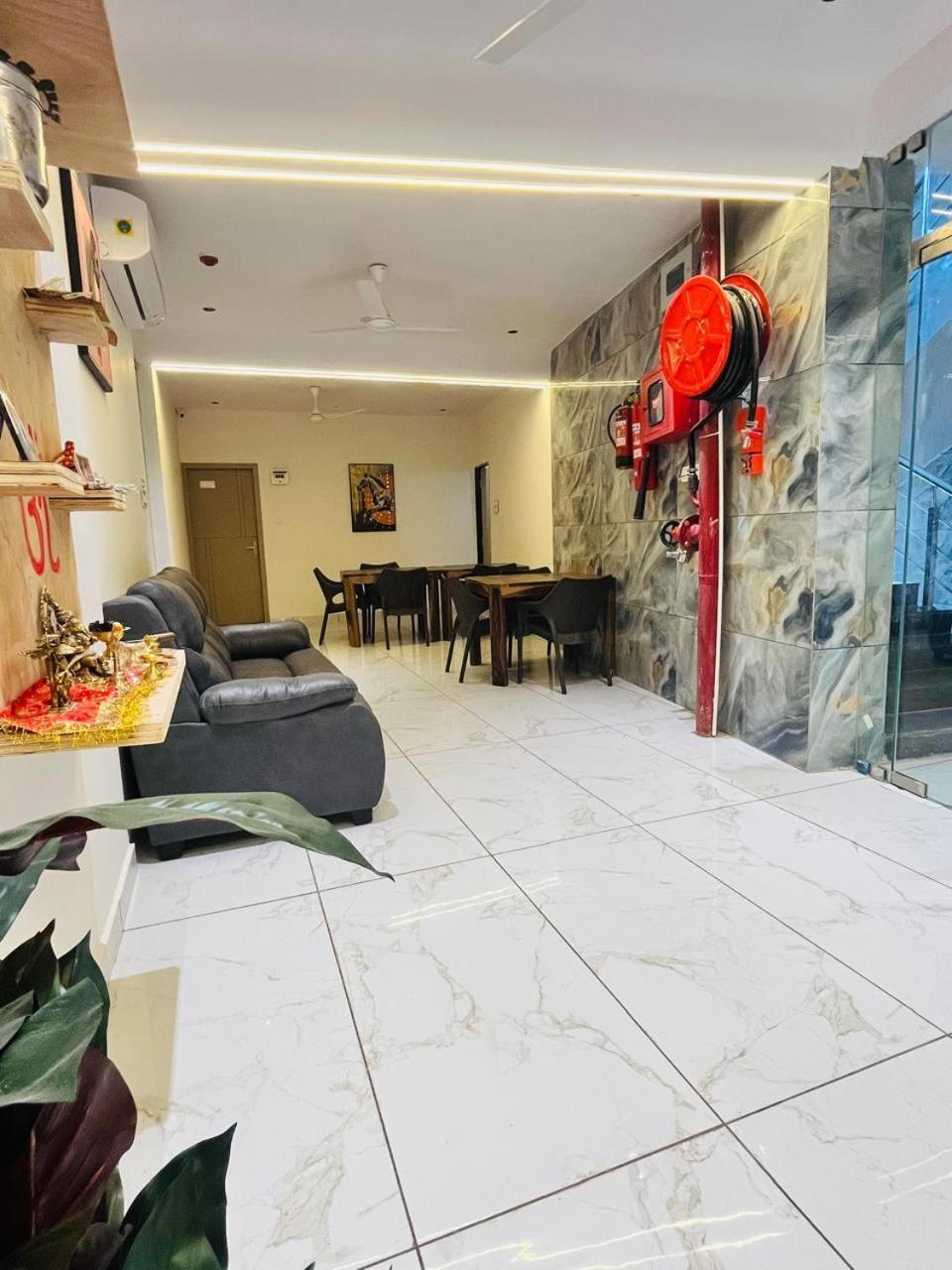 Hotel Royal Sky Morbi Extérieur photo