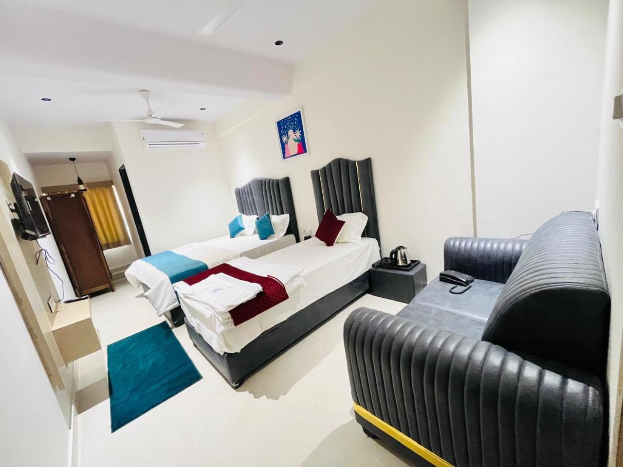 Hotel Royal Sky Morbi Extérieur photo