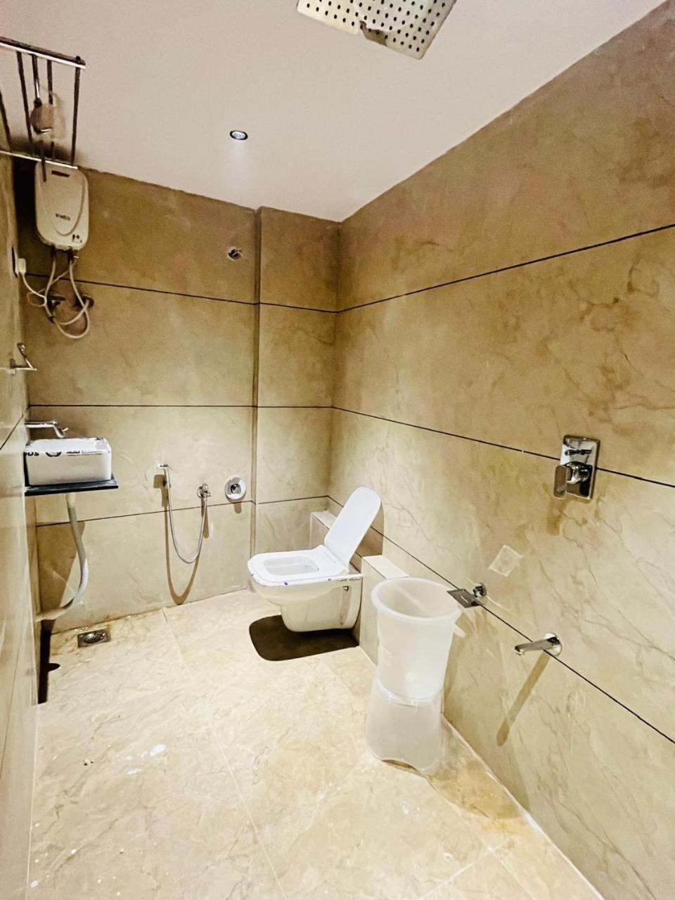 Hotel Royal Sky Morbi Extérieur photo