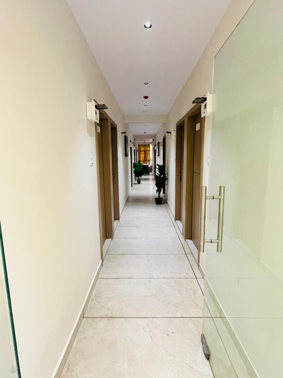 Hotel Royal Sky Morbi Extérieur photo