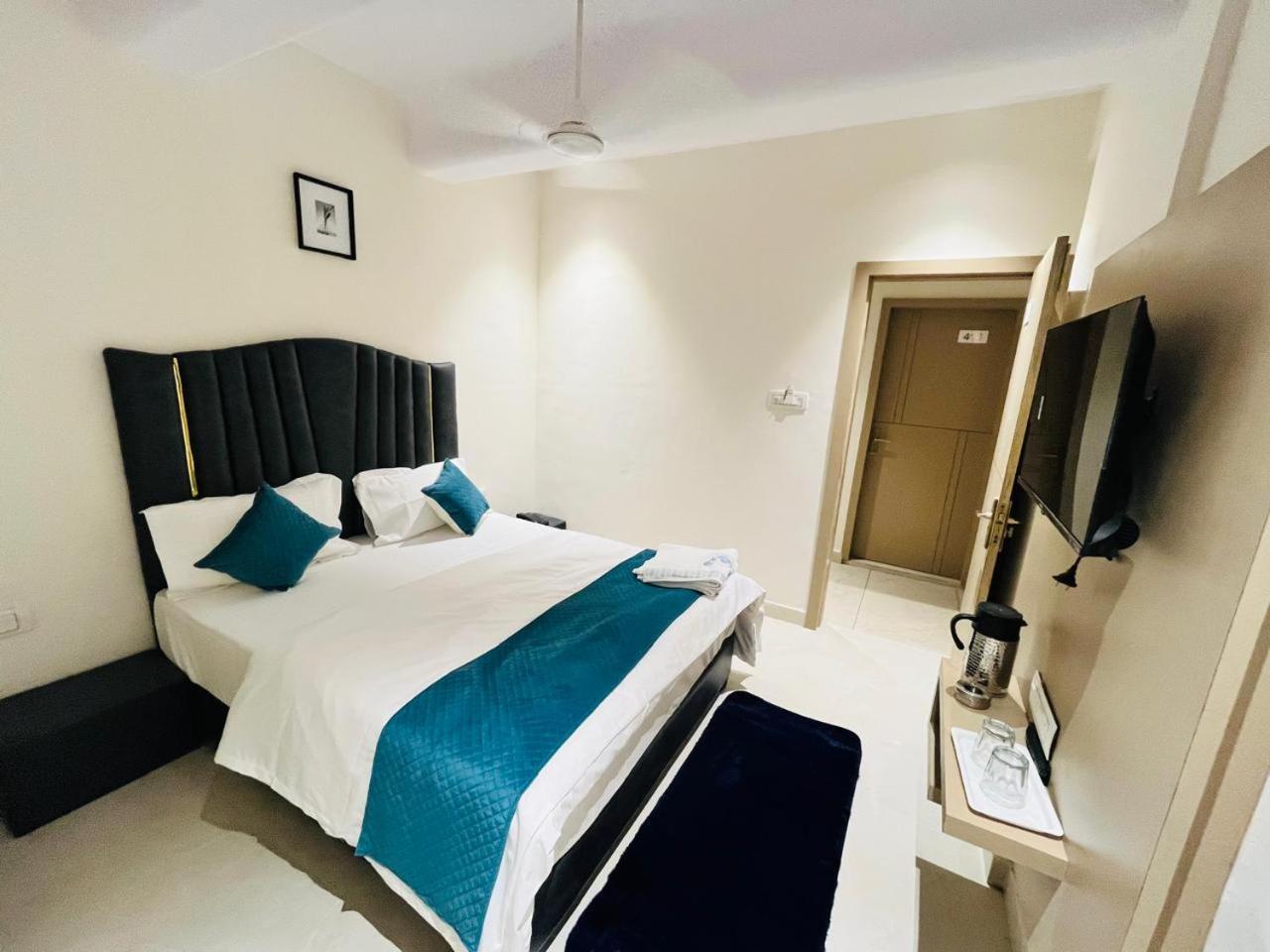 Hotel Royal Sky Morbi Extérieur photo