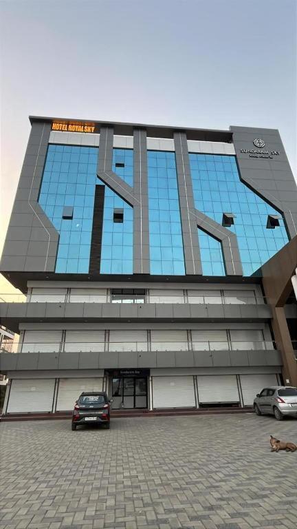 Hotel Royal Sky Morbi Extérieur photo
