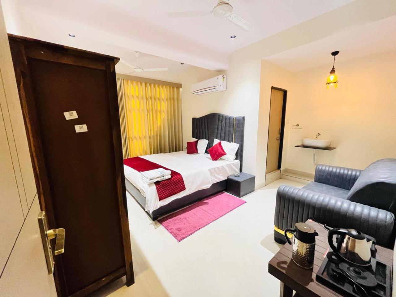 Hotel Royal Sky Morbi Extérieur photo