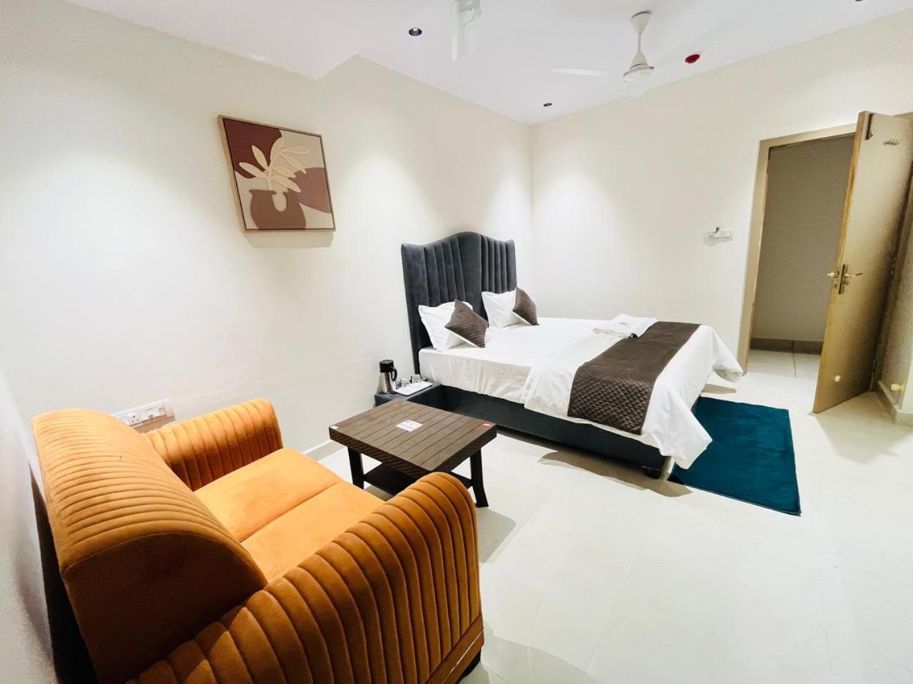 Hotel Royal Sky Morbi Extérieur photo