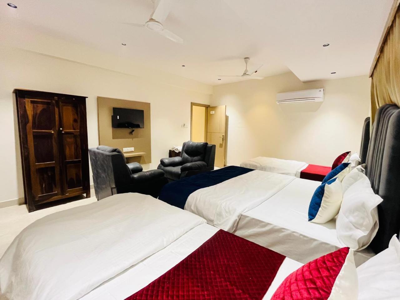 Hotel Royal Sky Morbi Extérieur photo